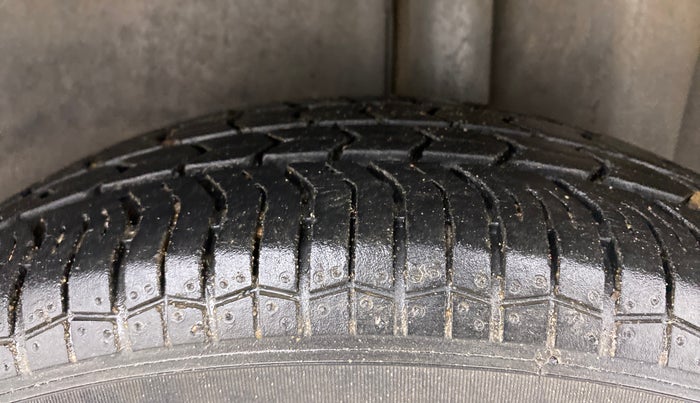 2010 Maruti Swift Dzire VXI, Petrol, Manual, 77,507 km, Left Rear Tyre Tread