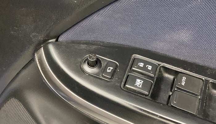 2019 Toyota Glanza V, Petrol, Manual, 90,148 km, Right rear-view mirror - ORVM switch has minor damage