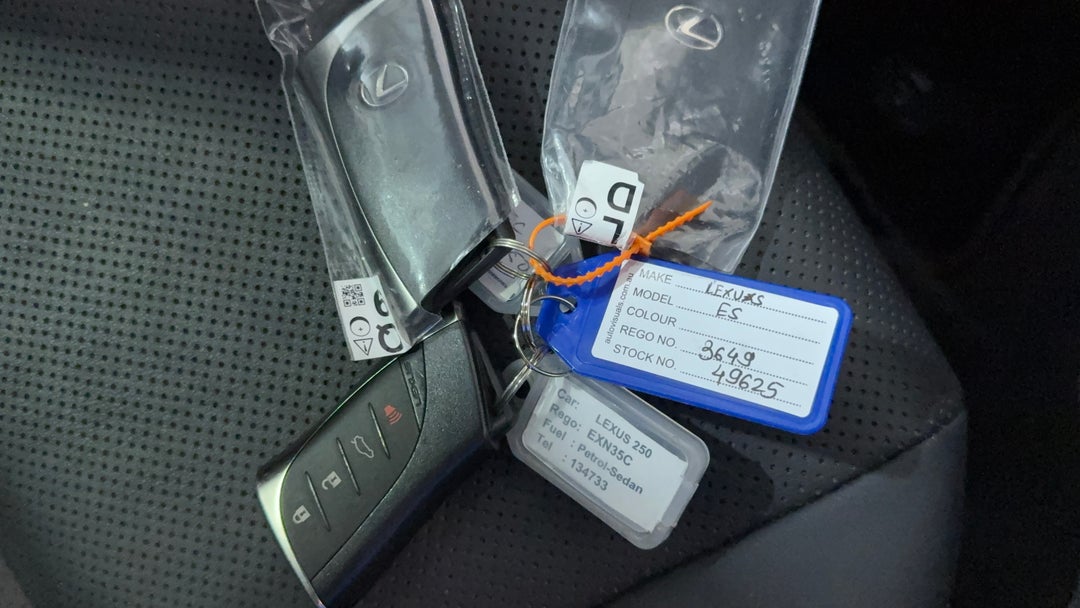 2023 Lexus Es250 Luxury, Automatic, 22652 km, Key Close-up