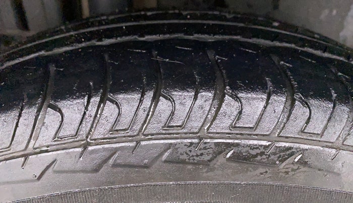 2015 Maruti Swift VDI ABS, Diesel, Manual, 28,505 km, Right Rear Tyre Tread