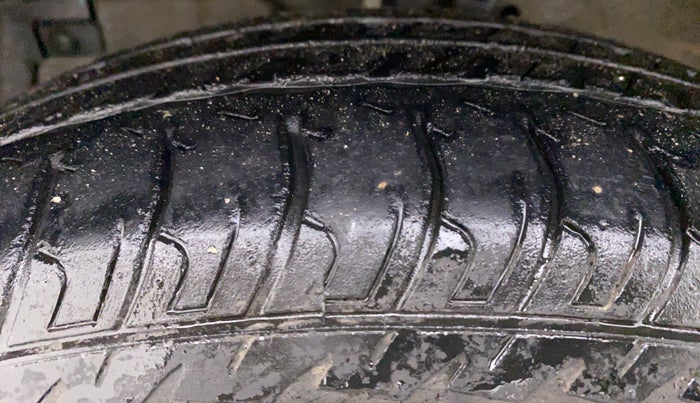 2015 Maruti Swift VDI ABS, Diesel, Manual, 28,505 km, Left Front Tyre Tread