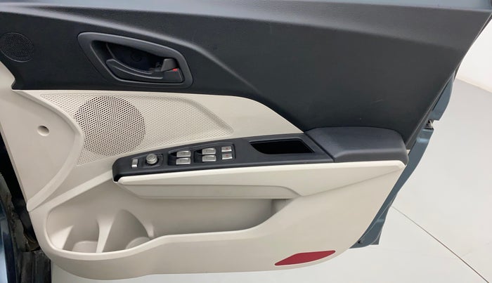 2022 Mahindra XUV300 W6 1.2 PETROL, Petrol, Manual, 45,246 km, Driver Side Door Panels Control