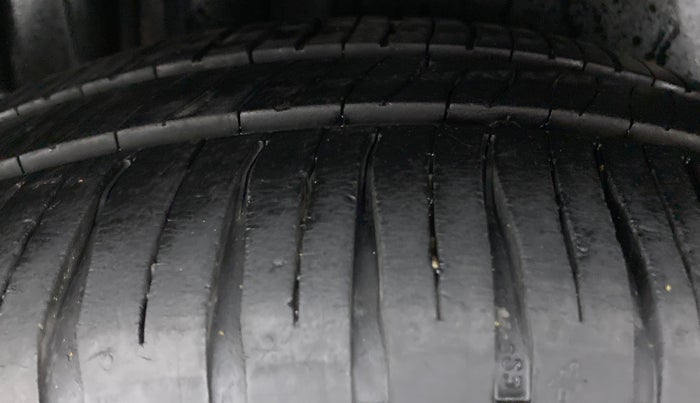 2015 Maruti Swift Dzire ZXI, Petrol, Manual, 82,106 km, Right Rear Tyre Tread