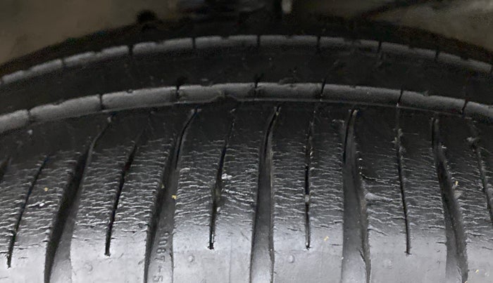 2015 Maruti Swift Dzire ZXI, Petrol, Manual, 82,106 km, Right Front Tyre Tread
