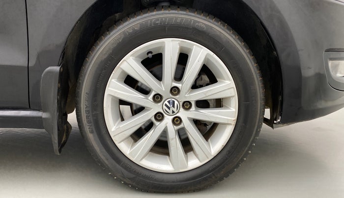 2012 Volkswagen Polo HIGHLINE1.2L DIESEL, Diesel, Manual, 1,00,141 km, Right Front Wheel