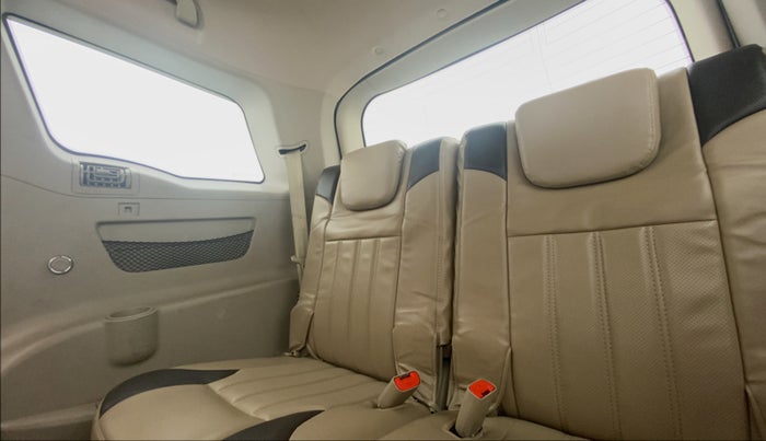 2017 Mahindra XUV500 W6 4X2, Diesel, Manual, 82,011 km, Third Seat Row ( optional )