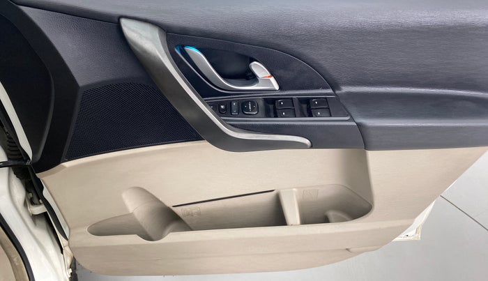 2017 Mahindra XUV500 W6 4X2, Diesel, Manual, 82,011 km, Driver Side Door Panels Control