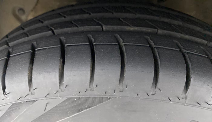 2015 Hyundai Grand i10 ASTA 1.2 KAPPA VTVT, Petrol, Manual, 39,929 km, Left Front Tyre Tread