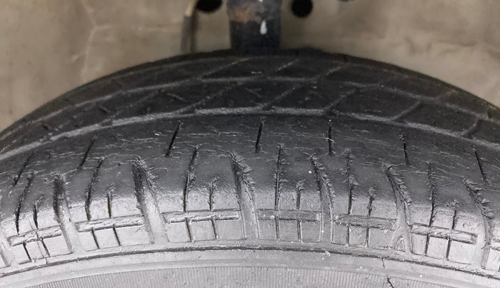2013 Maruti Ritz VDI, Diesel, Manual, 84,499 km, Right Front Tyre Tread