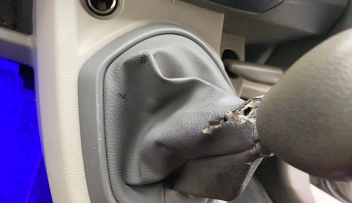 2015 Datsun Go Plus T, Petrol, Manual, 1,03,938 km, Gear lever - Boot cover slightly torn