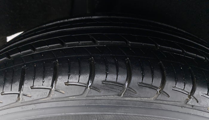 2016 Maruti Baleno DELTA PETROL 1.2, Petrol, Manual, 51,598 km, Right Rear Tyre Tread