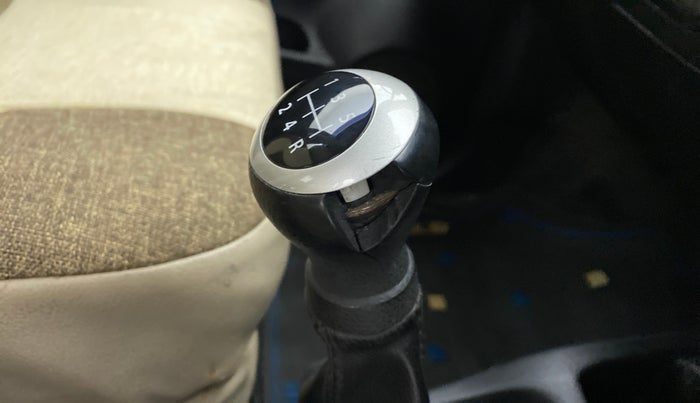 2013 Maruti Wagon R Stingray VXI, Petrol, Manual, 79,927 km, Gear lever - Knob has minor damage