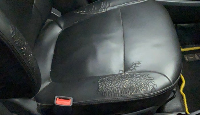 2016 Renault Kwid RXT 0.8 (O), Petrol, Manual, 83,219 km, Front left seat (passenger seat) - Cover slightly torn