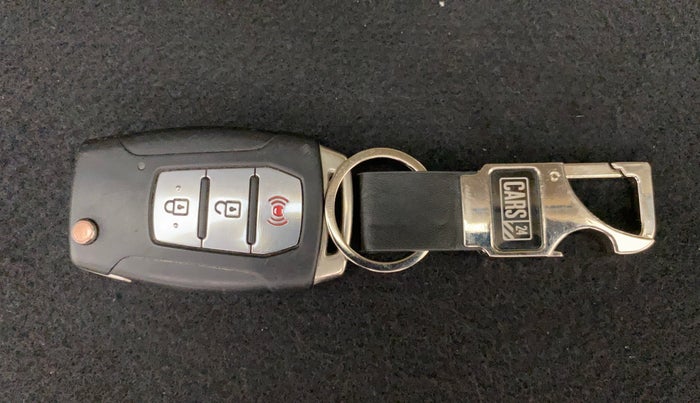 2019 Mahindra XUV300 W8 1.5 DIESEL, Diesel, Manual, 1,28,939 km, Key Close Up