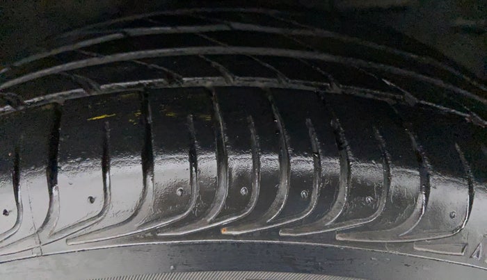2014 Toyota Etios V, Petrol, Manual, 13,919 km, Right Front Tyre Tread