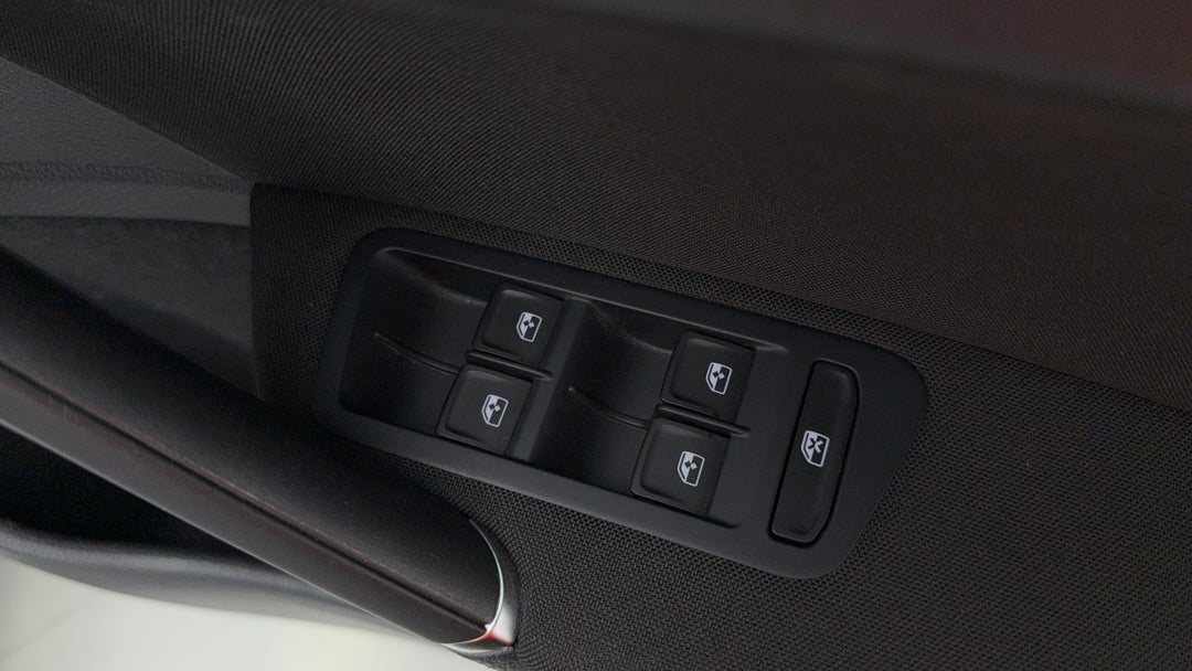 2017 Volkswagen Golf 110 Tsi Comfortline, Automatic, 50240 km, Drivers Side Door Panel Controls