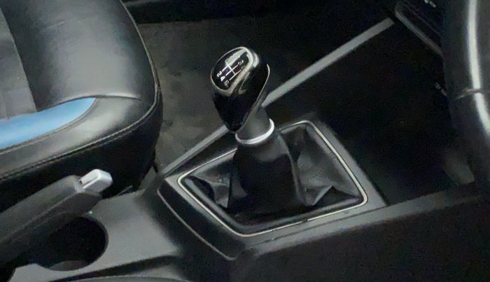 2015 Hyundai i20 Active 1.4 SX, Diesel, Manual, 95,698 km, Gear lever - Knob cover torn