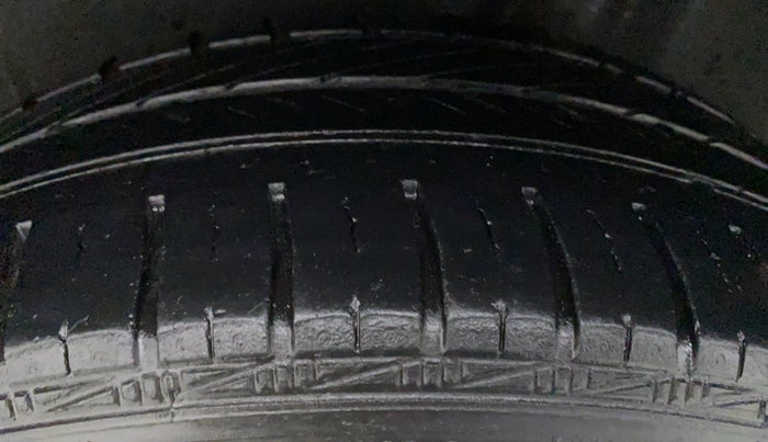 2015 Volkswagen Polo HIGHLINE1.5L DIESEL, Diesel, Manual, 87,811 km, Right Front Tyre Tread