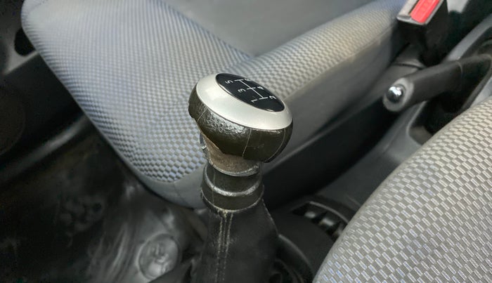 2012 Maruti Wagon R 1.0 VXI, Petrol, Manual, 72,371 km, Gear lever - Knob has minor damage