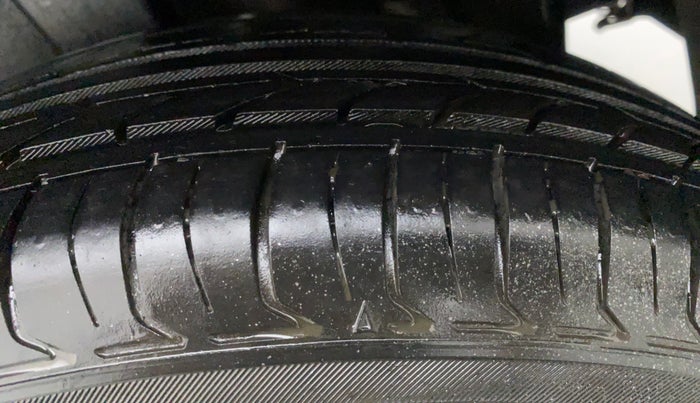 2011 Maruti Swift VXI, Petrol, Manual, 61,138 km, Left Front Tyre Tread