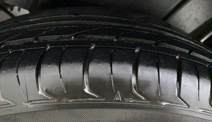 2011 Maruti Swift VXI, Petrol, Manual, 61,138 km, Right Rear Tyre Tread