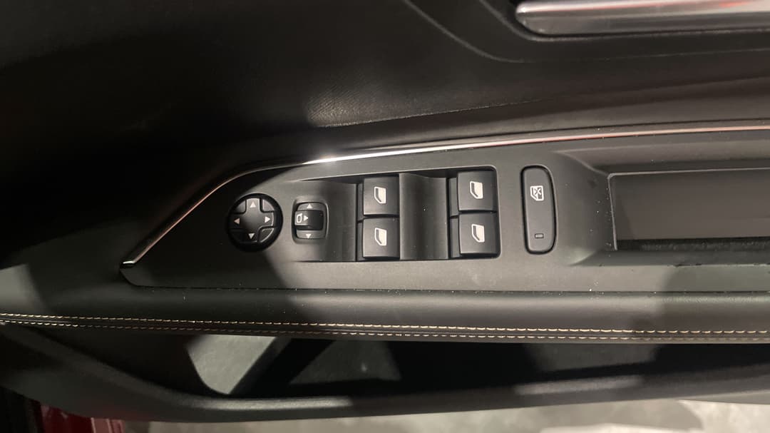 2017 Peugeot 3008 Gt Line, Automatic, 112548 km, Drivers Side Door Panel Controls
