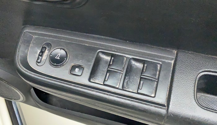 2017 Honda BR-V 1.5L I-VTEC V, Petrol, Manual, 66,531 km, Right front window switch / handle - Master window function not working