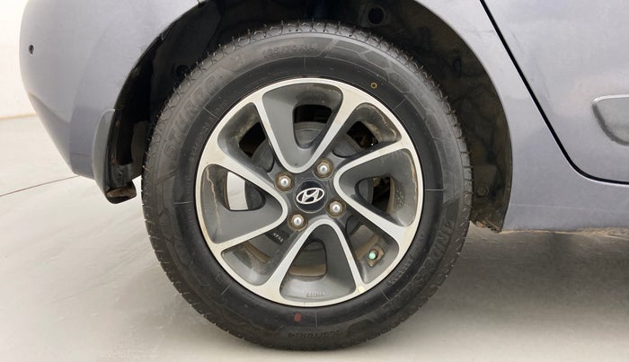 2017 Hyundai Grand i10 SPORTZ (O) AT 1.2 KAPPA VTVT, Petrol, Automatic, 63,602 km, Right Rear Wheel