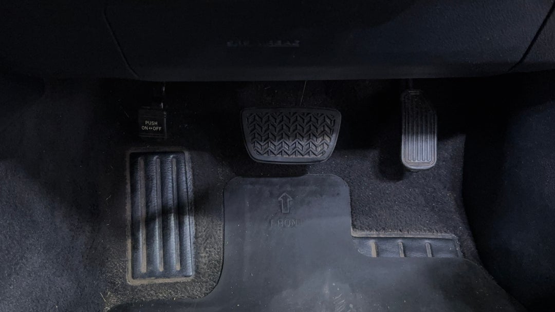 2017 Toyota Camry Atara S, Automatic, 115034 km, Pedals and Footmat