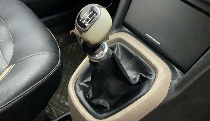 2014 Hyundai Xcent SX 1.2, Petrol, Manual, 1,09,004 km, Gear lever - Knob has minor damage