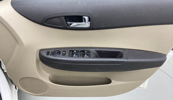 2014 Hyundai i20 MAGNA O 1.2, Petrol, Manual, 52,661 km, Driver Side Door Panels Control