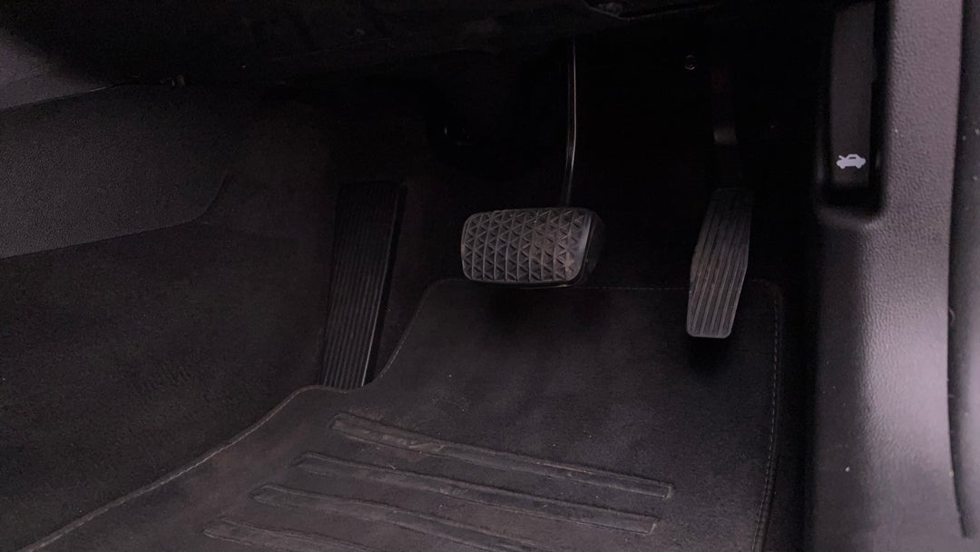 2016 Holden Commodore Sv6 Black Edition, Automatic, 144043 km, Pedals and Footmat