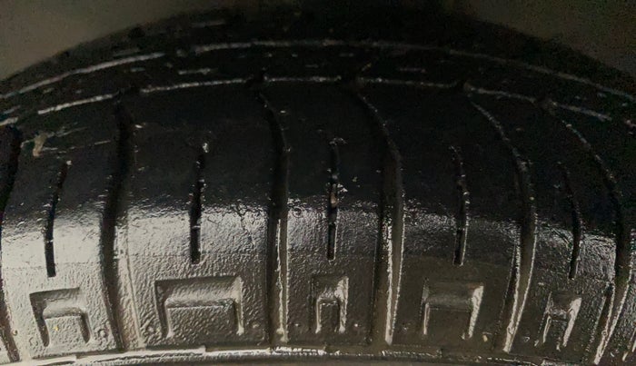 2017 Maruti Alto 800 LXI, Petrol, Manual, 33,094 km, Left Front Tyre Tread
