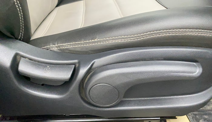 2017 Hyundai Elite i20 ASTA 1.2 (O), Petrol, Manual, 87,384 km, Driver Side Adjustment Panel