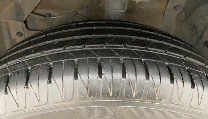 2016 Maruti Vitara Brezza ZDI, Diesel, Manual, 1,01,092 km, Left Front Tyre Tread