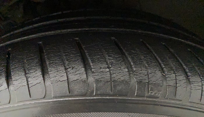 2020 Hyundai New Elantra 1.5 SX (O) AT DIESEL, Diesel, Automatic, 47,604 km, Left Front Tyre Tread