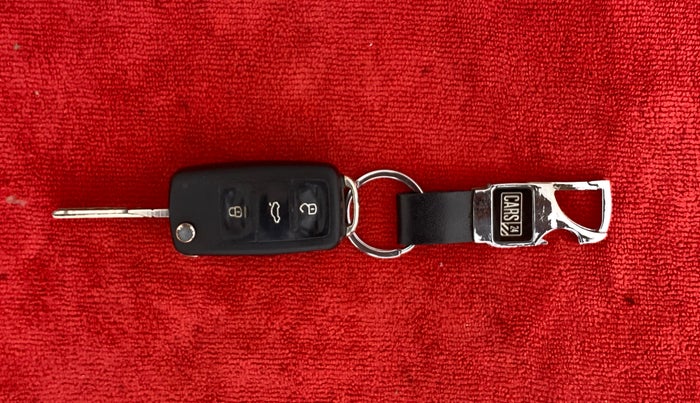 2017 Volkswagen Polo HIGHLINE1.5L, Diesel, Manual, 1,18,568 km, Key Close Up