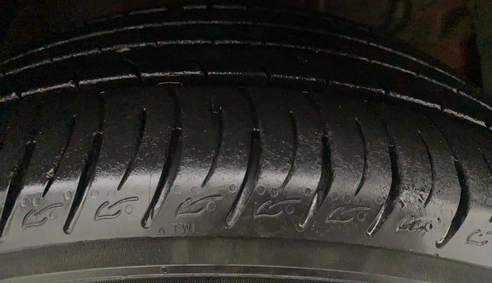 2019 Mahindra XUV300 W8(O) 1.2 PETROL DUAL TONE, Petrol, Manual, 15,646 km, Right Rear Tyre Tread