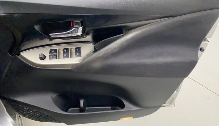2016 Toyota Innova Crysta 2.4 VX 8 STR, Diesel, Manual, 70,470 km, Driver Side Door Panels Control