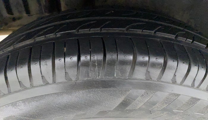 2016 Maruti Swift Dzire VXI, Petrol, Manual, 59,764 km, Right Rear Tyre Tread