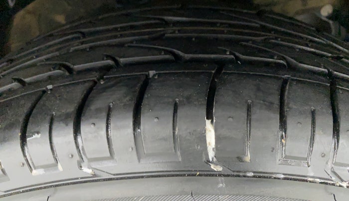 2021 Mahindra XUV300 1.2 W6 MT, Petrol, Manual, 31,346 km, Right Front Tyre Tread