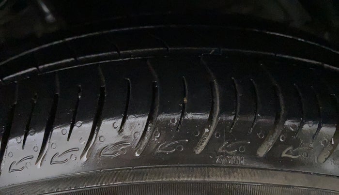 2016 Maruti Ciaz VDI+ SHVS, Diesel, Manual, 91,329 km, Left Front Tyre Tread