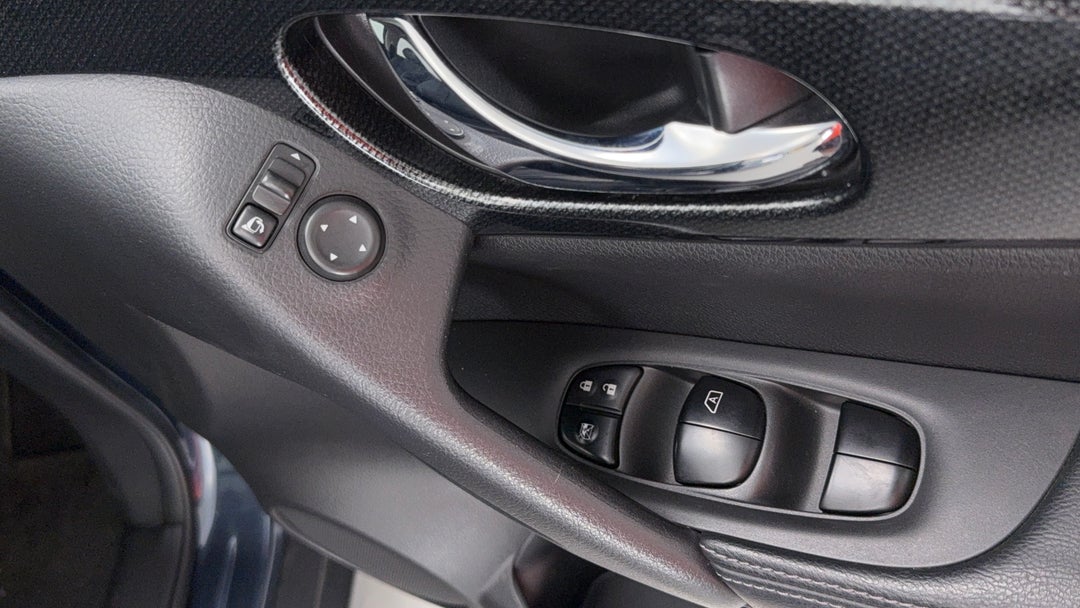 2017 Nissan X-trail Ti (4x4), Automatic, 69188 km, Drivers Side Door Panel Controls