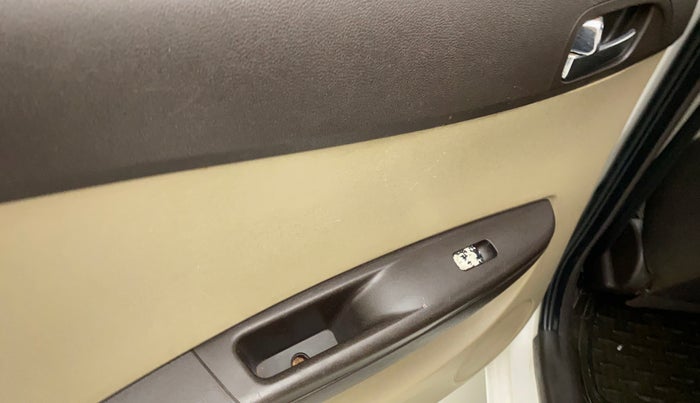 2011 Hyundai i20 MAGNA 1.2, Petrol, Manual, 53,799 km, Left rear window switch / handle - Switch/handle not functional