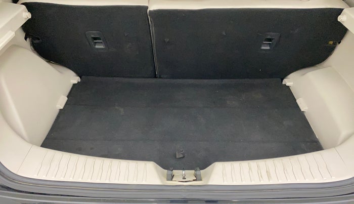 2021 Mahindra XUV300 W8 (O) 1.5 DIESEL, Diesel, Manual, 18,136 km, Dicky (Boot door) - Parcel tray missing