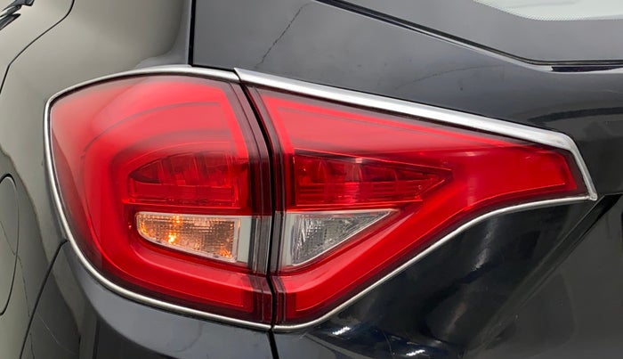 2021 Mahindra XUV300 W8 (O) 1.5 DIESEL, Diesel, Manual, 18,252 km, Left tail light - Minor scratches