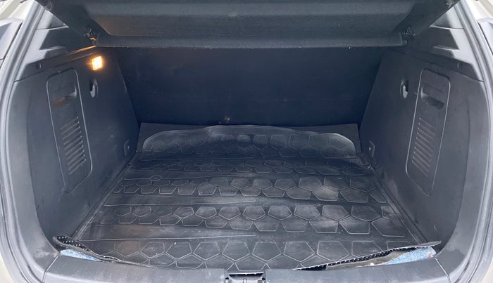 2019 Nissan Kicks XV PETROL, Petrol, Manual, 39,567 km, Boot Inside