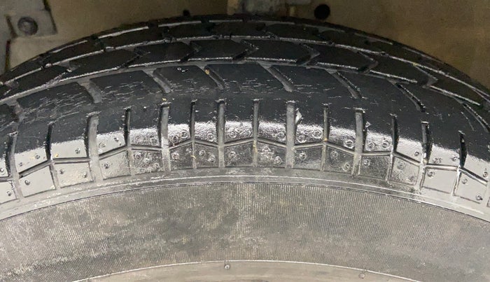 2014 Maruti Swift VXI D, Petrol, Manual, 51,936 km, Left Front Tyre Tread
