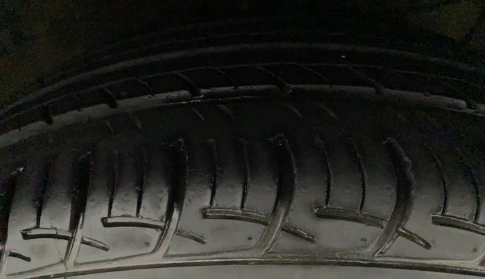 2018 Maruti Ciaz ZETA 1.4  AT PETROL, Petrol, Automatic, 66,344 km, Right Front Tyre Tread