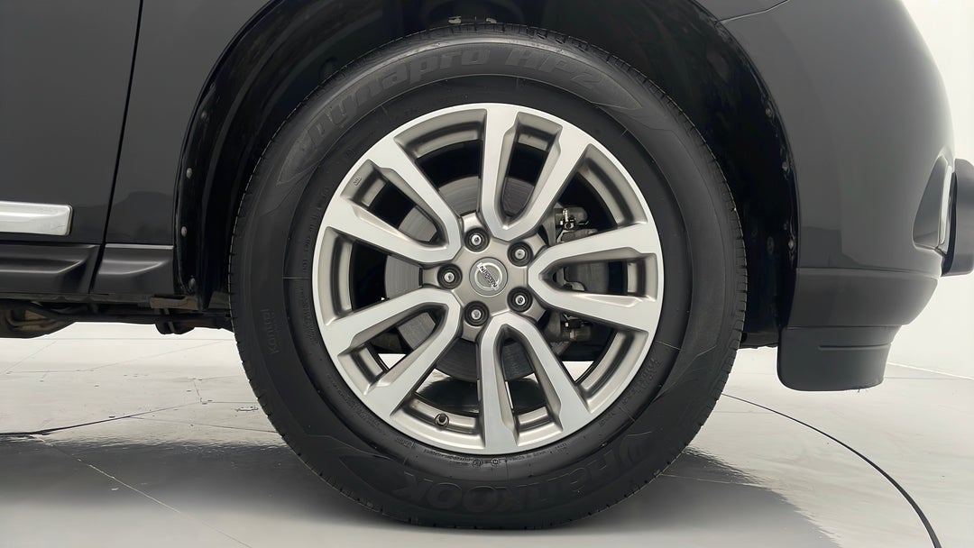 2015 Nissan Pathfinder St-l (4x2), Automatic, 94913 km, Right Front Wheel